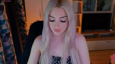 Lana online show from April 7, 2026, 6:52 pm