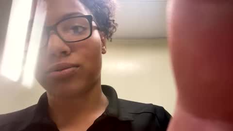 Snapshot of milanthesub chatting on November 4, 2025, 11:37 pm milanthesub online show from November 4, 2025, 11:37 pm