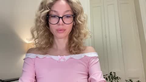 Mila online show from October 15, 2025, 4:18 pm