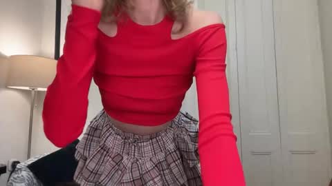 Mila online show from November 17, 2025, 4:13 pm