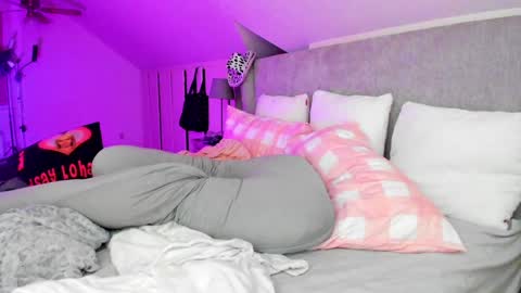 Snapshot of mileenakane chatting on October 14, 2025, 4:13 am ALL MY LINKS - online show from October 14, 2025, 4:13 am