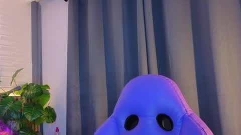 milena_lawson online show from December 3, 2025, 10:46 am