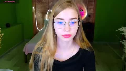 Milena online show from November 25, 2025, 1:33 pm