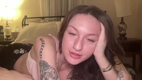 Snapshot of miley_monroee chatting on February 17, 2025, 2:31 am miley_monroee online show from February 17, 2025, 2:31 am