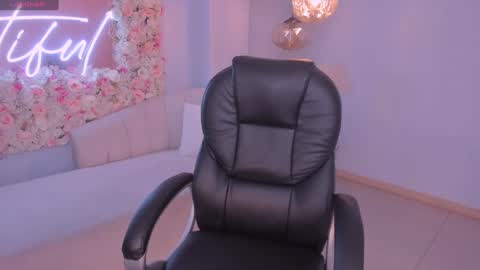 Snapshot of mileycruz_ chatting on December 5, 2024, 3:15 am Miley Cruz IG miley model23 online show from December 5, 2024, 3:15 am