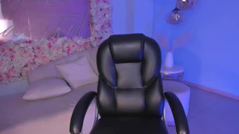 Snapshot of mileycruz_ chatting on February 15, 2025, 10:52 pm Miley Cruz IG miley model23 online show from February 15, 2025, 10:52 pm