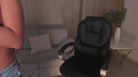 Snapshot of mileycruz_ chatting on February 19, 2025, 9:39 am Miley Cruz IG miley model23 online show from February 19, 2025, 9:39 am