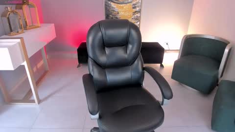 Snapshot of mileycruz_ chatting on October 18, 2025, 3:46 pm Miley Cruz IG miley model23 online show from October 18, 2025, 3:46 pm