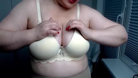 Snapshot of milfscarlette chatting on September 17, 2025, 4:36 am MilfScarlette online show from September 17, 2025, 4:36 am