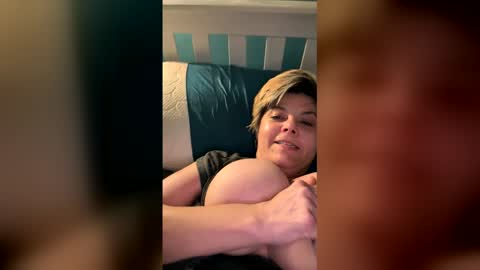 milfy1900s online show from June 7, 2026, 3:32 am