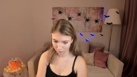 milinafox online show from October 19, 2025, 1:06 am