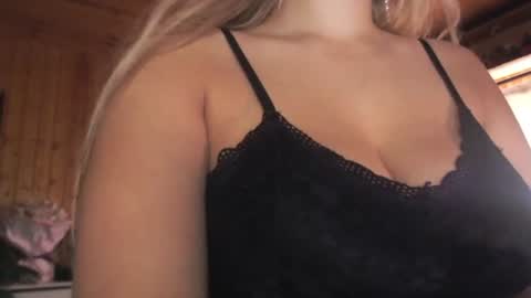milk_bunny_ online show from July 14, 2026, 11:38 am
