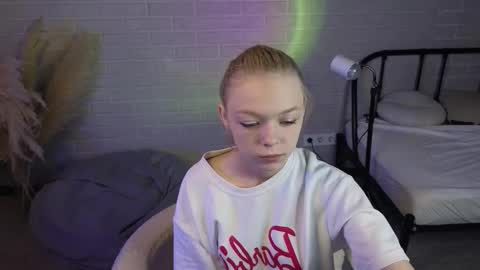 Snapshot of millaholt chatting on September 17, 2025, 8:16 am Hello Im Mila online show from September 17, 2025, 8:16 am