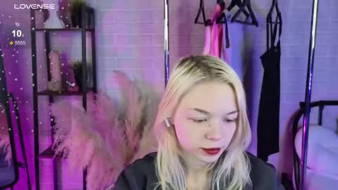 Snapshot of millaholt chatting on November 10, 2025, 8:13 am Hello Im Mila online show from November 10, 2025, 8:13 am