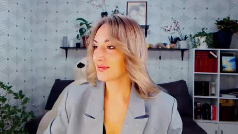 MillaXQueen online show from November 25, 2025, 3:23 pm