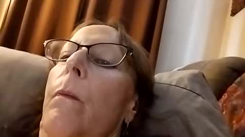 miloanj online show from April 5, 2026, 7:33 pm