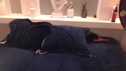 Milu Wallace  online show from October 30, 2025, 4:36 am