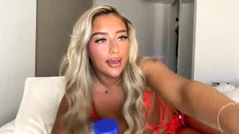 Mimi Monroe  online show from December 14, 2025, 6:01 pm