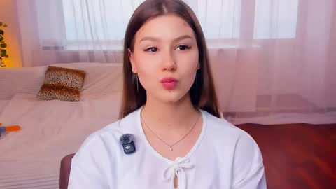 Snapshot of minditrelles chatting on October 15, 2025, 7:19 am Mindi online show from October 15, 2025, 7:19 am