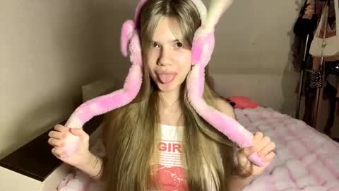 Amelia online show from December 2, 2025, 8:37 pm