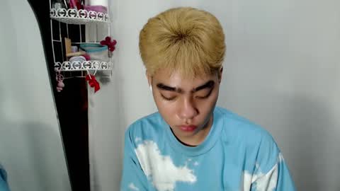 mingkla_man online show from April 27, 2026, 6:33 am