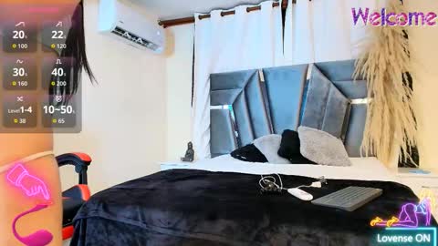 minilove_01 online show from November 3, 2025, 12:17 pm