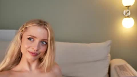 minimollyq online show from June 30, 2026, 4:41 pm