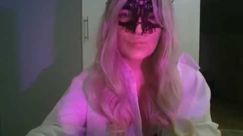 Snapshot of mionerra chatting on November 17, 2025, 4:57 pm Margo online show from November 17, 2025, 4:57 pm