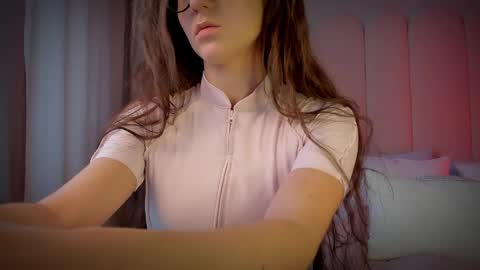 Snapshot of mira_kraviz chatting on June 1, 2026, 8:38 am Mira online show from June 1, 2026, 8:38 am