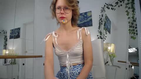 Snapshot of mira_marni chatting on September 18, 2025, 11:12 am mira_marni online show from September 18, 2025, 11:12 am