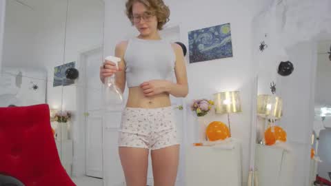 mira_marni online show from October 31, 2025, 11:11 am