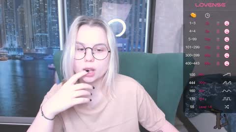 Snapshot of miray_kuriyama chatting on December 13, 2024, 4:38 pm Kira online show from December 13, 2024, 4:38 pm
