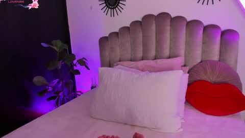 Snapshot of miss_charlize__ chatting on January 19, 2025, 4:22 am Charlize online show from January 19, 2025, 4:22 am