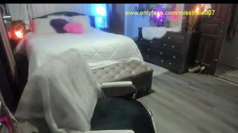 Trixie007 online show from June 13, 2026, 4:05 pm