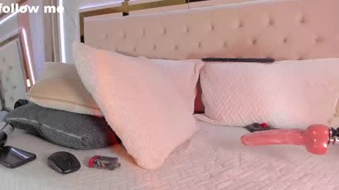 Snapshot of missjuliaa_ chatting on February 14, 2025, 11:09 pm A N N Y online show from February 14, 2025, 11:09 pm
