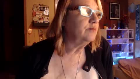 Snapshot of misskittyfox chatting on December 6, 2024, 6:15 am MissKittyFox online show from December 6, 2024, 6:15 am