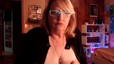 Snapshot of misskittyfox chatting on December 12, 2024, 3:21 am MissKittyFox online show from December 12, 2024, 3:21 am