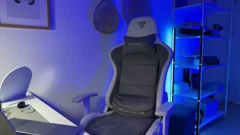 misslalii online show from April 14, 2026, 6:47 pm