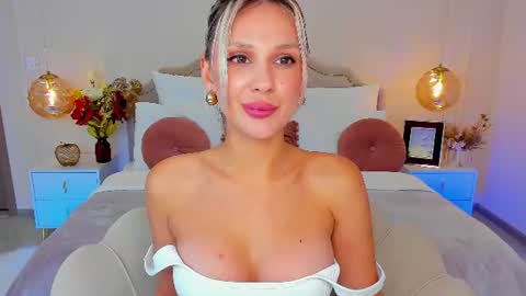 Snapshot of misslou_ chatting on June 25, 2026, 5:07 am Lou online show from June 25, 2026, 5:07 am