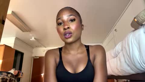 missmarimac online show from May 5, 2026, 11:02 pm