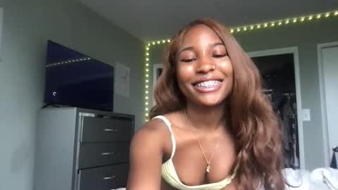 missmarimac online show from May 25, 2026, 2:56 pm