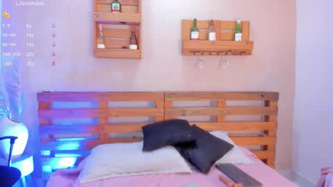 Mia  online show from November 21, 2025, 11:42 am