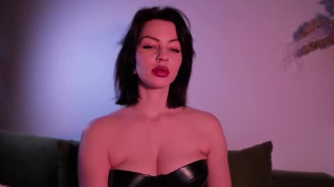   online show from October 21, 2025, 8:37 am