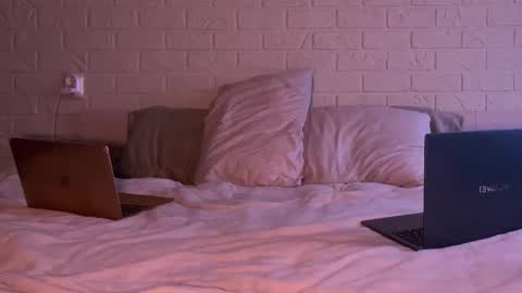 missmiroslava online show from March 27, 2026, 9:42 am