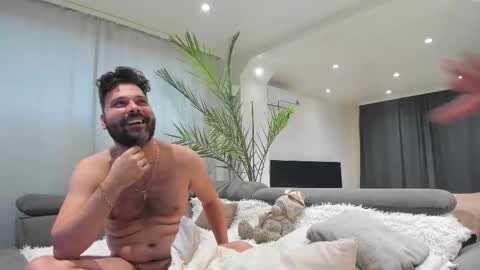 Jennifer  Johnny online show from November 5, 2025, 1:44 pm