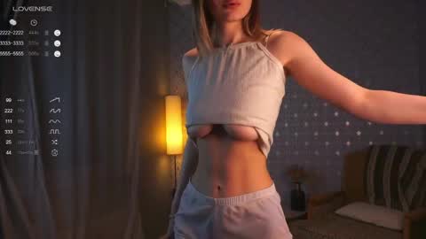 Mia online show from April 28, 2026, 7:19 pm