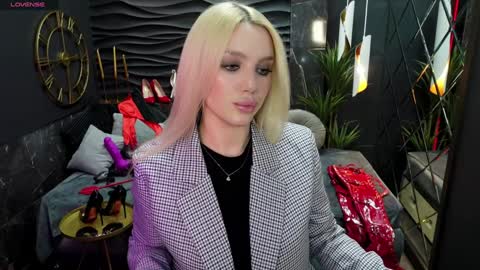 Snapshot of mistress_darsy chatting on February 7, 2025, 1:43 pm Darsy online show from February 7, 2025, 1:43 pm