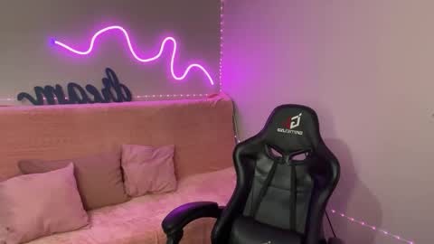 Mia online show from November 5, 2025, 5:29 am