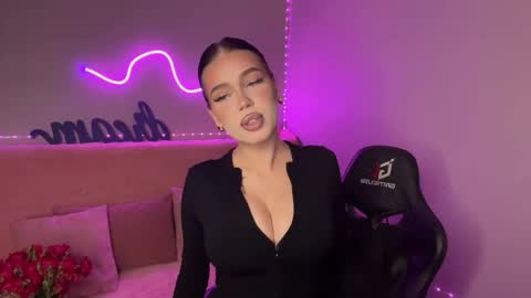 Mia online show from November 6, 2025, 8:43 pm