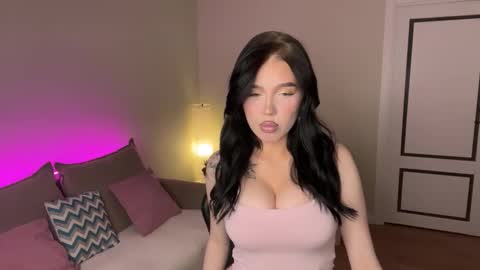 Mia online show from November 24, 2025, 8:19 pm